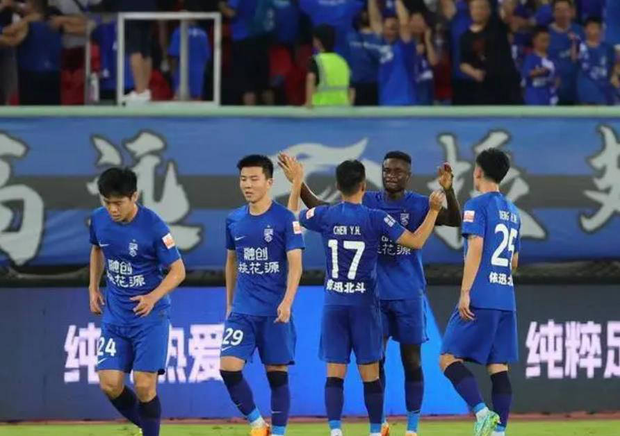 更衣室内他, 表现出色 更衣室内他, 表现出色